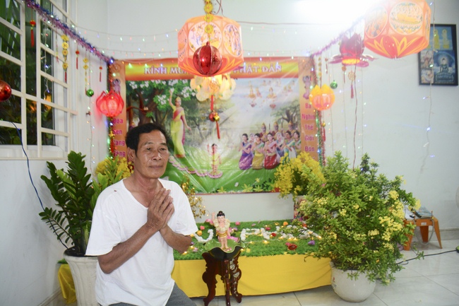 Giving Commendation Paper to those who made Lumbini Garden at Home