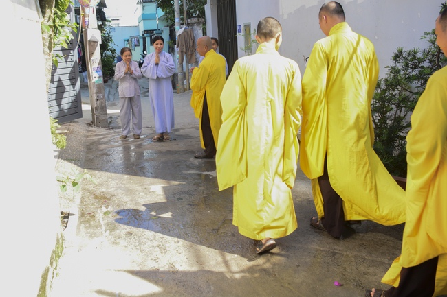 Giving Commendation Paper to those who made Lumbini Garden at Home