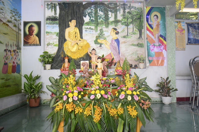 Giving Commendation Paper to those who made Lumbini Garden at Home