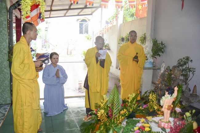 Giving Commendation Paper to those who made Lumbini Garden at Home