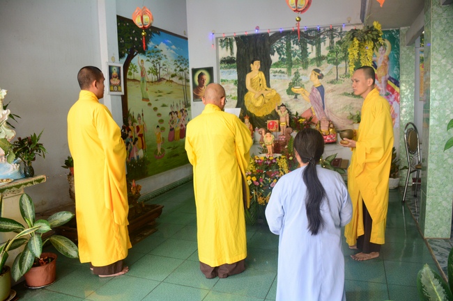 Giving Commendation Paper to those who made Lumbini Garden at Home