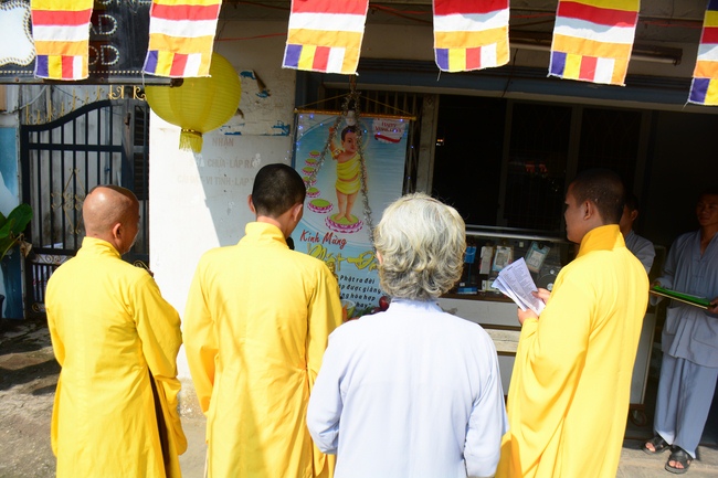 Giving Commendation Paper to those who made Lumbini Garden at Home