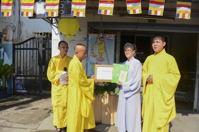 Giving Commendation Paper to those who made Lumbini Garden at Home