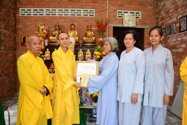 Giving Commendation Paper to those who made Lumbini Garden at Home