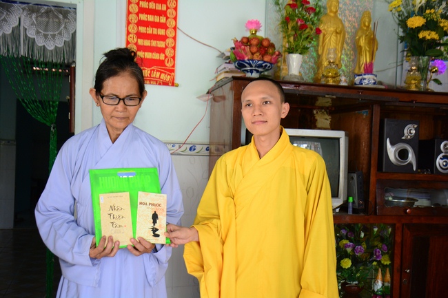 Giving Commendation Paper to those who made Lumbini Garden at Home