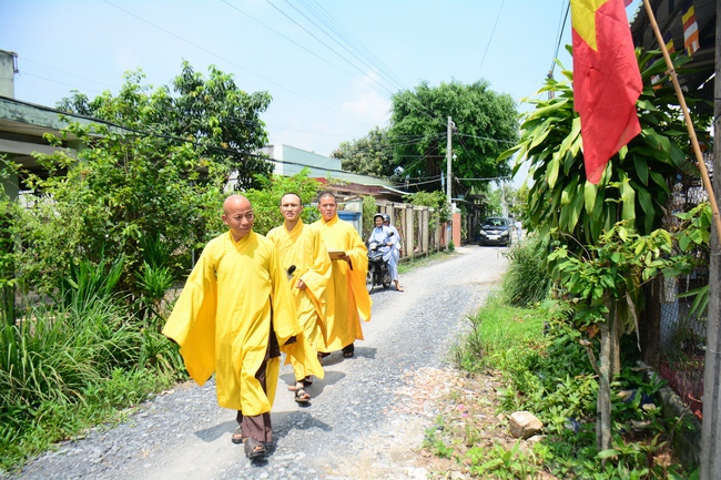 Giving Commendation Paper to those who made Lumbini Garden at Home