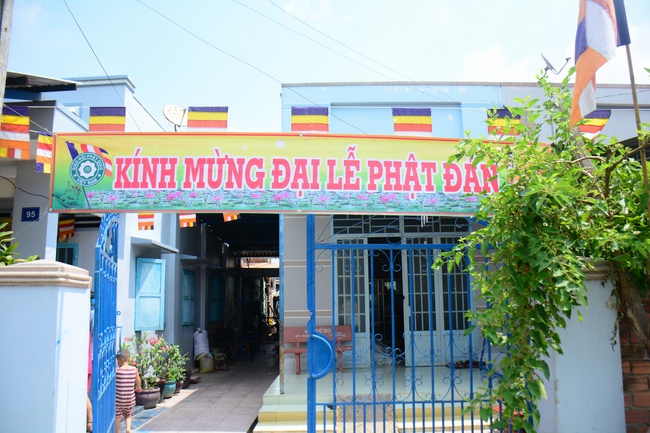 Giving Commendation Paper to those who made Lumbini Garden at Home