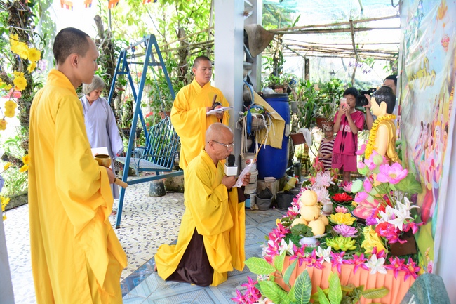 Giving Commendation Paper to those who made Lumbini Garden at Home