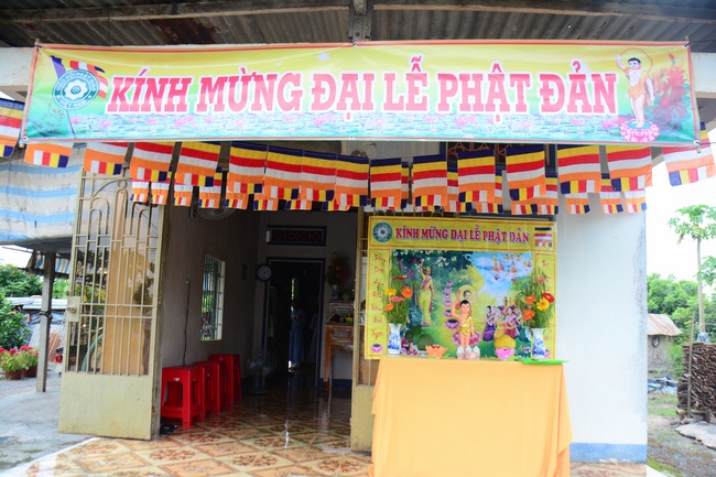 Giving Commendation Paper to those who made Lumbini Garden at Home