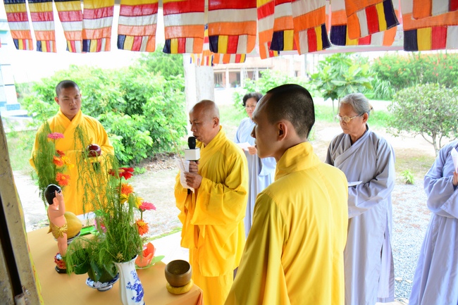 Giving Commendation Paper to those who made Lumbini Garden at Home
