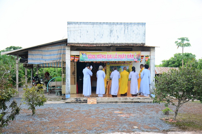 Giving Commendation Paper to those who made Lumbini Garden at Home