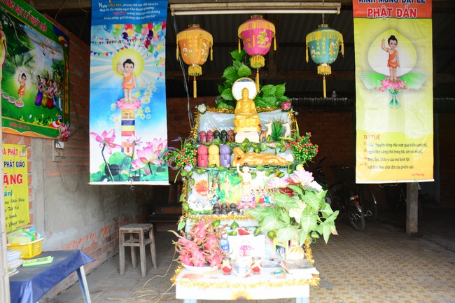 Giving Commendation Paper to those who made Lumbini Garden at Home