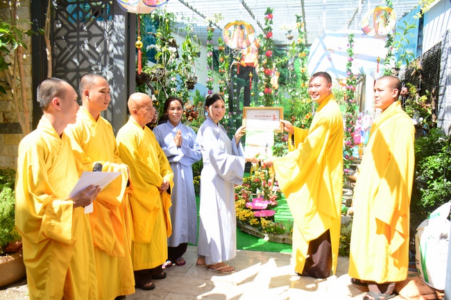 Giving Commendation Paper to those who made Lumbini Garden at Home