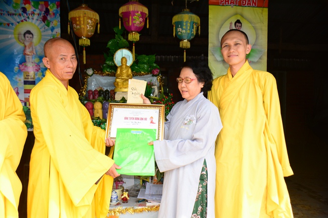 Giving Commendation Paper to those who made Lumbini Garden at Home