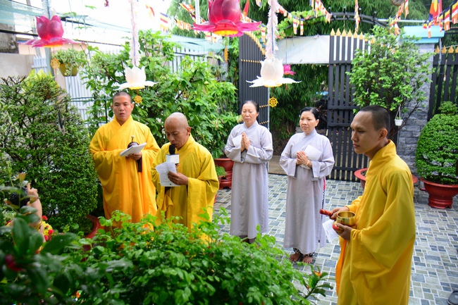 Giving Commendation Paper to those who made Lumbini Garden at Home