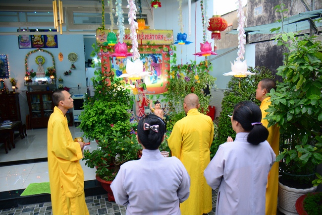Giving Commendation Paper to those who made Lumbini Garden at Home