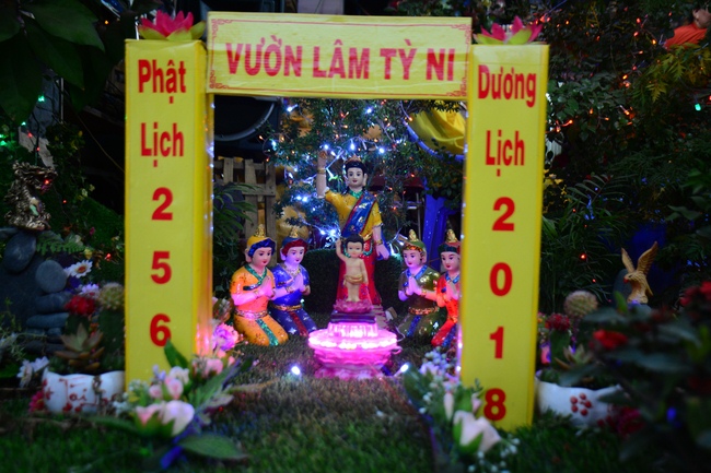 Giving Commendation Paper to those who made Lumbini Garden at Home