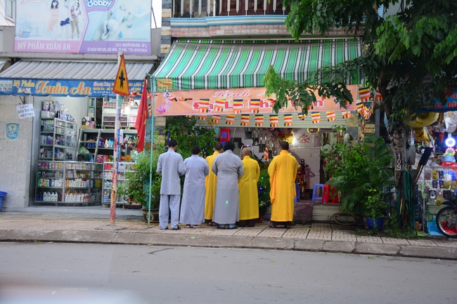 Giving Commendation Paper to those who made Lumbini Garden at Home