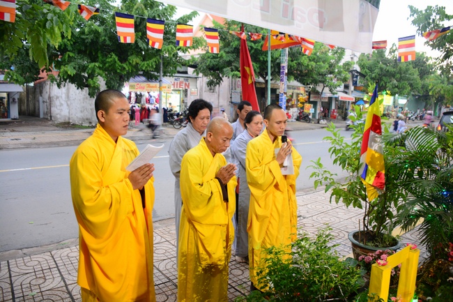 Giving Commendation Paper to those who made Lumbini Garden at Home