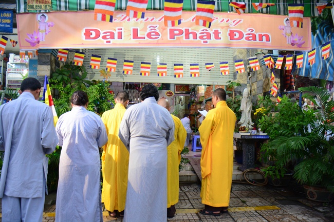 Giving Commendation Paper to those who made Lumbini Garden at Home