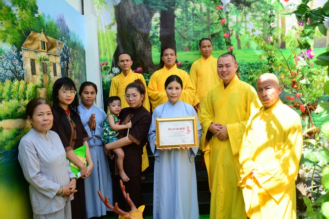 Giving Commendation Paper to those who made Lumbini Garden at Home