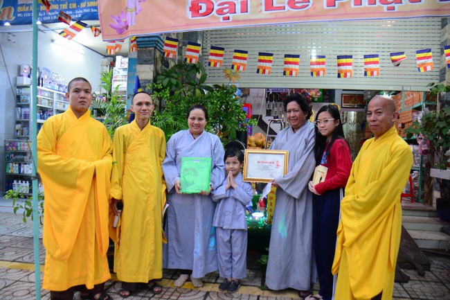 Giving Commendation Paper to those who made Lumbini Garden at Home