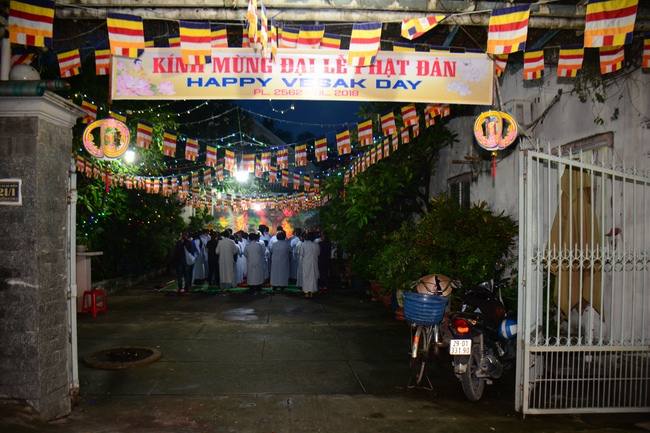 Giving Commendation Paper to those who made Lumbini Garden at Home