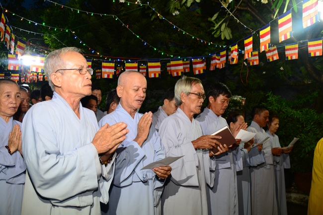 Giving Commendation Paper to those who made Lumbini Garden at Home