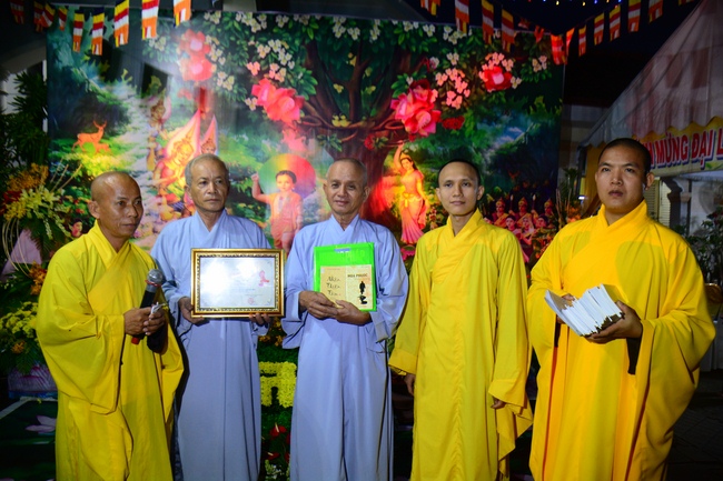 Giving Commendation Paper to those who made Lumbini Garden at Home