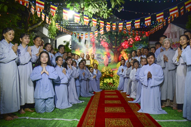 Giving Commendation Paper to those who made Lumbini Garden at Home