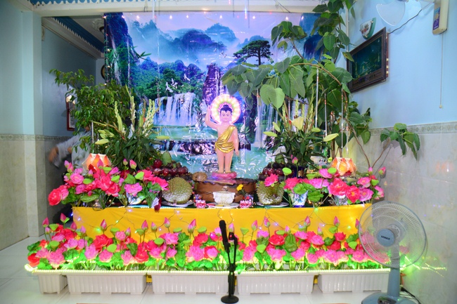 Giving Commendation Paper to those who made Lumbini Garden at Home