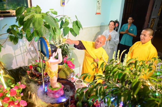 Giving Commendation Paper to those who made Lumbini Garden at Home