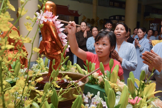 The great ceremony of the Buddha’s birthday at Tay Khanh pagoda in Thai Binh province