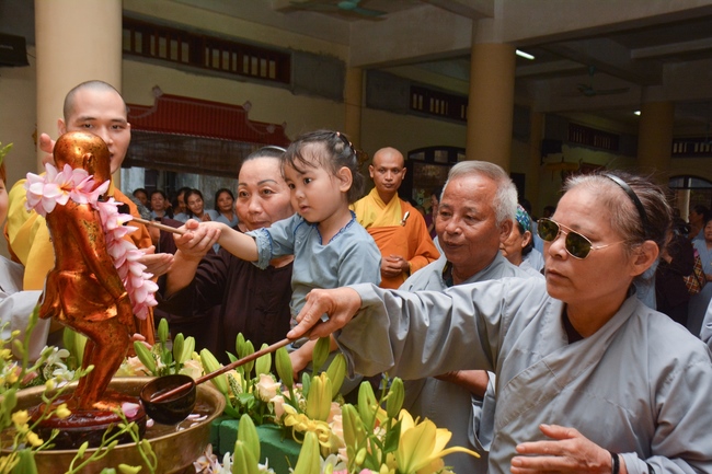 The great ceremony of the Buddha’s birthday at Tay Khanh pagoda in Thai Binh province