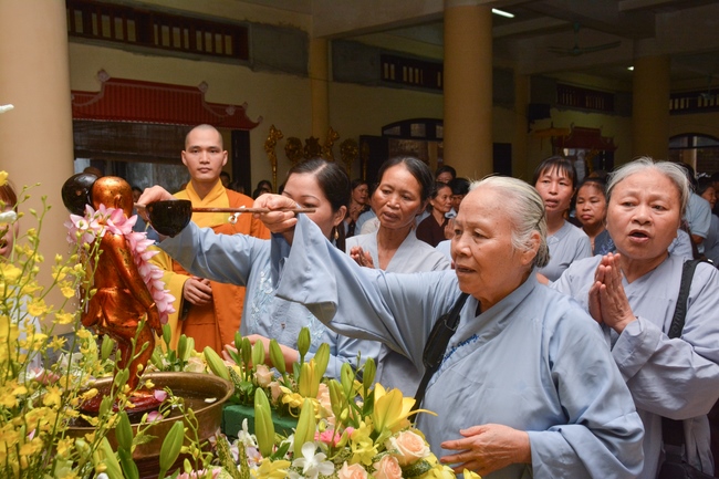 The great ceremony of the Buddha’s birthday at Tay Khanh pagoda in Thai Binh province