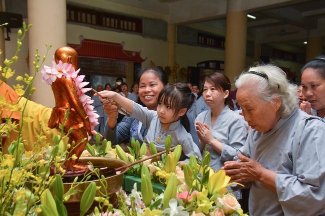 The great ceremony of the Buddha’s birthday at Tay Khanh pagoda in Thai Binh province