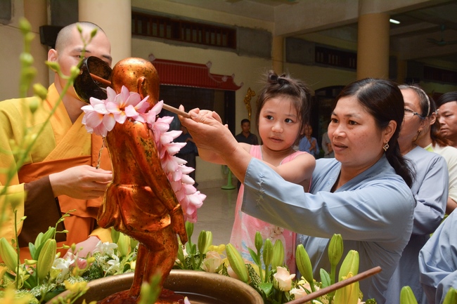 The great ceremony of the Buddha’s birthday at Tay Khanh pagoda in Thai Binh province