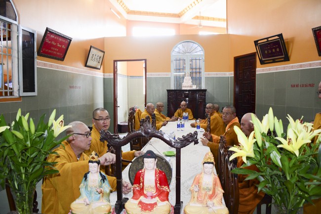 Hoang Phap Monks Joining the Monastic Confession
