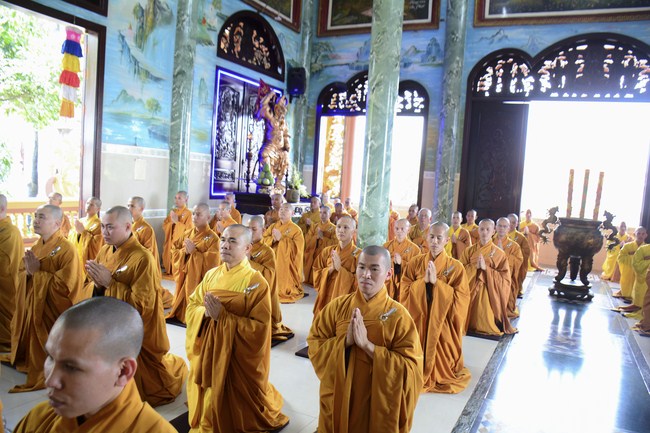 Hoang Phap Monks Joining the Monastic Confession
