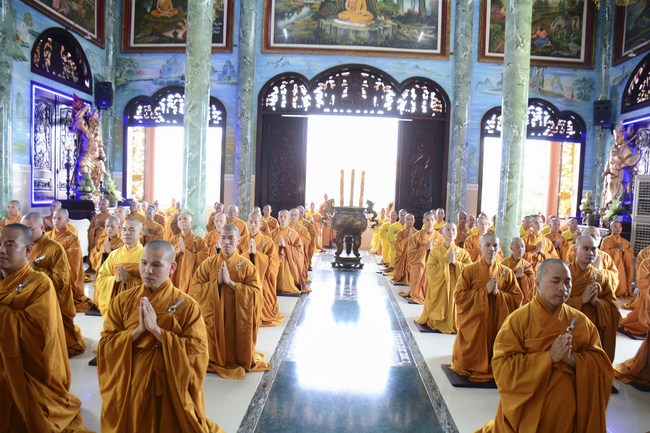 Hoang Phap Monks Joining the Monastic Confession