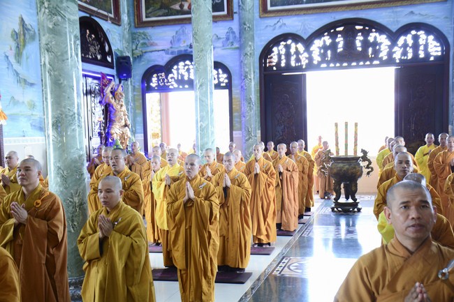 Hoang Phap Monks Joining the Monastic Confession