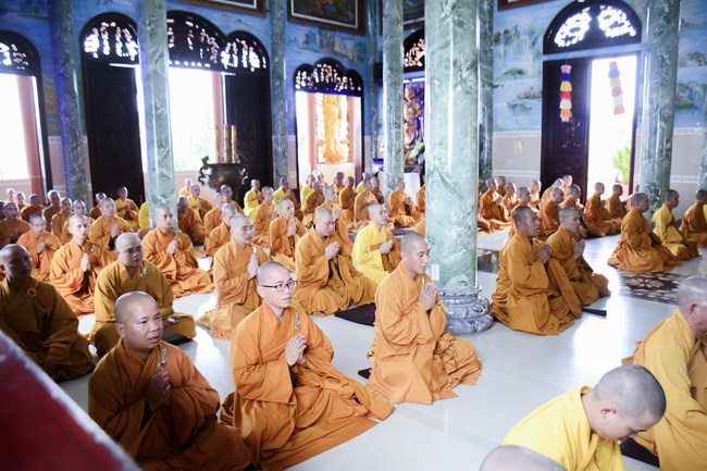 Hoang Phap Monks Joining the Monastic Confession