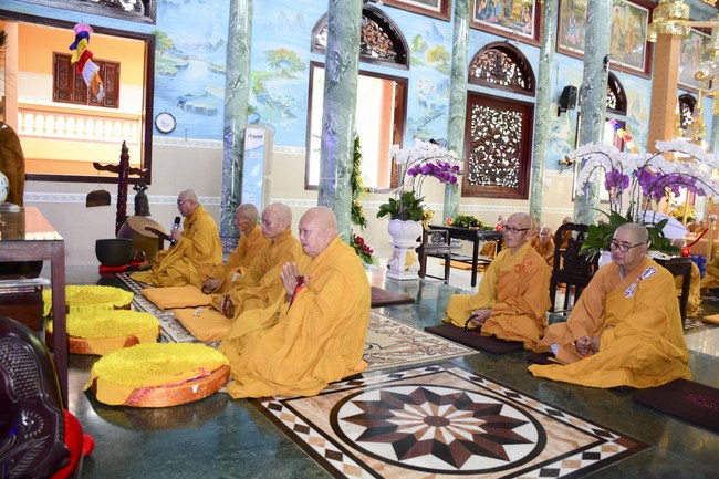 Hoang Phap Monks Joining the Monastic Confession