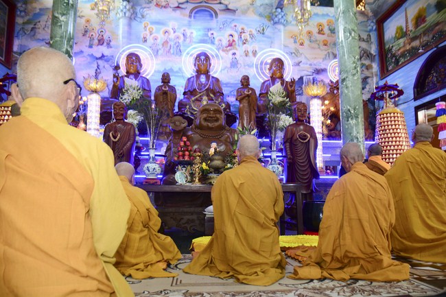 Hoang Phap Monks Joining the Monastic Confession