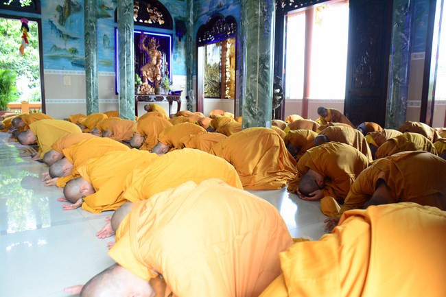 Hoang Phap Monks Joining the Monastic Confession