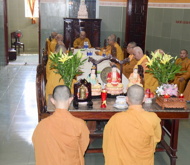 Hoang Phap Monks Joining the Monastic Confession