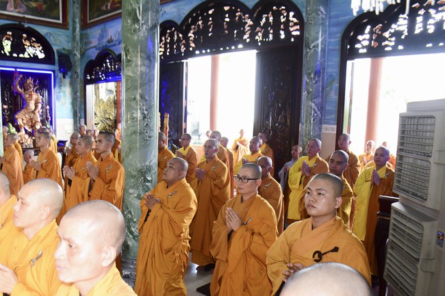 Hoang Phap Monks Joining the Monastic Confession