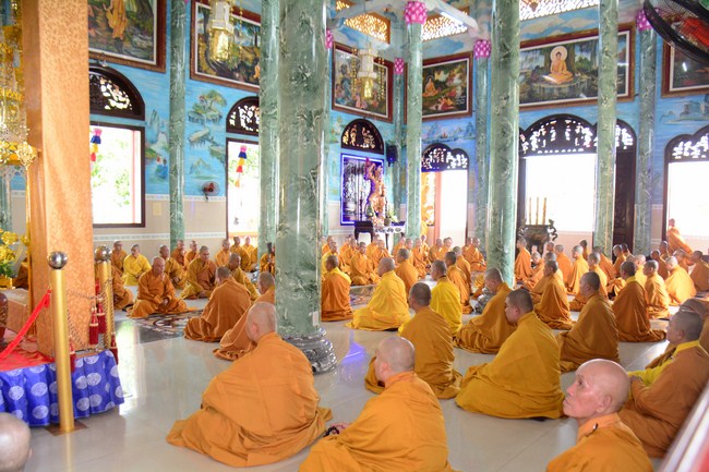 Hoang Phap Monks Joining the Monastic Confession