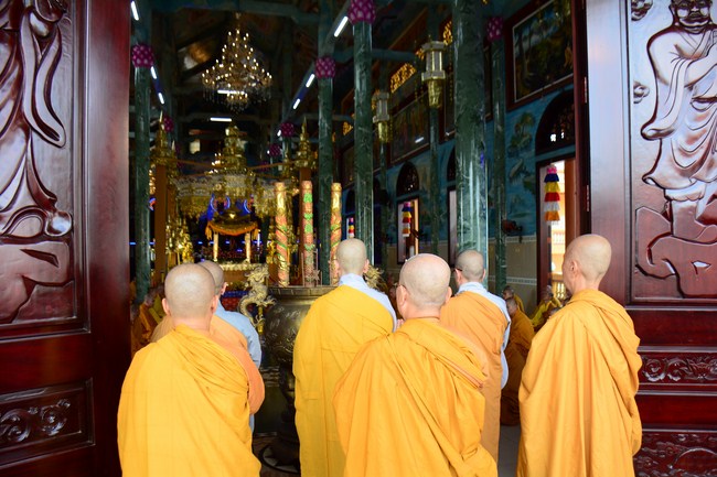 Hoang Phap Monks Joining the Monastic Confession