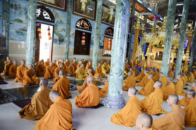 Hoang Phap Monks Joining the Monastic Confession